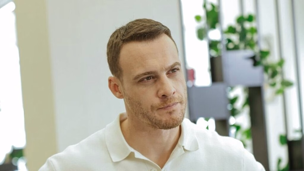 Снимался в Голливуде и едва не стал инвалидом: как живет красивый Керем Бюрсин 28 Skrinshot 010 2